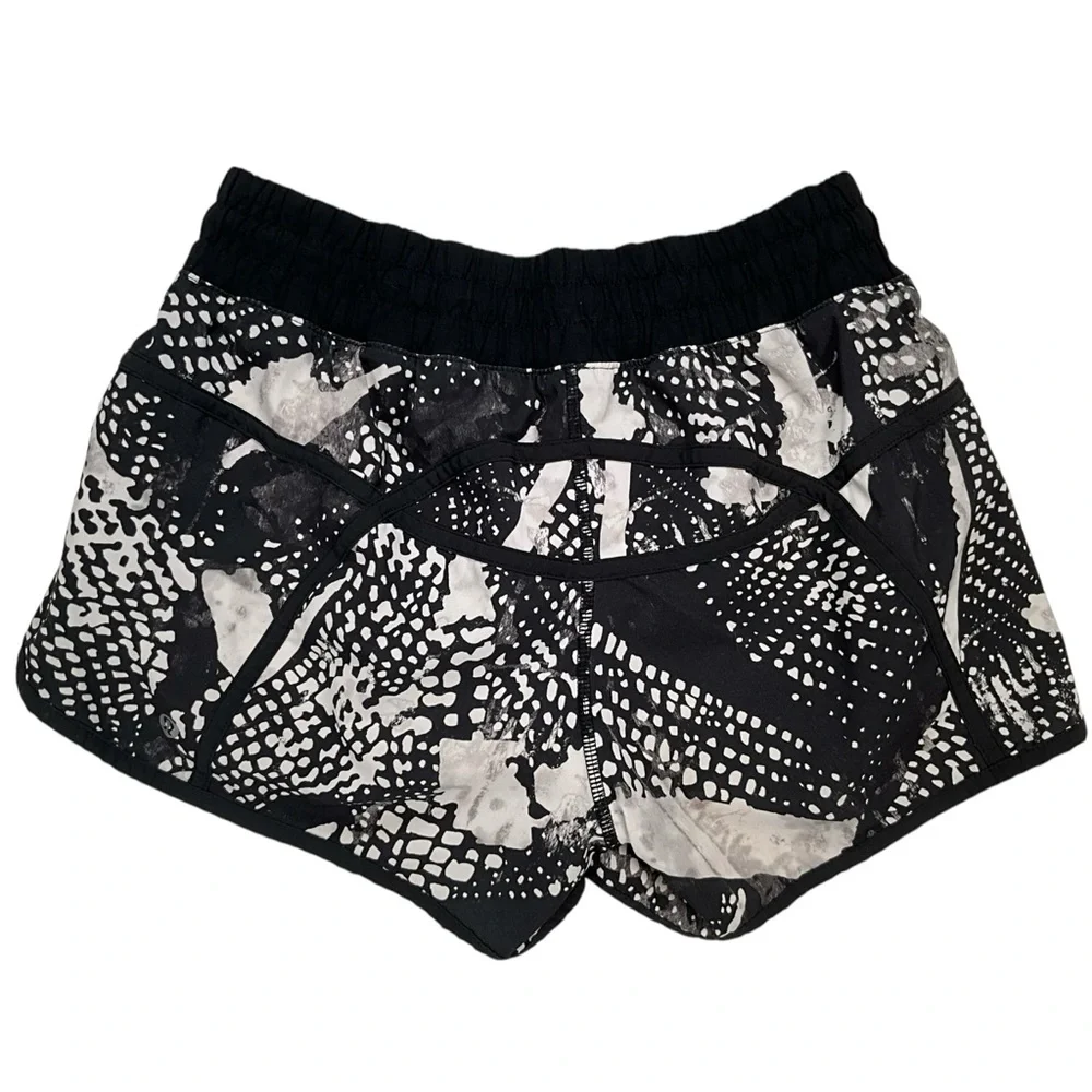 Lululemon Tracker Short III 4-way Stretch Static Mist White Black / Black Size 6